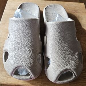 Slides Slipper Crocs Tan Khaki Sandals Slippers Size Small 6 7 8  Unisex NEW